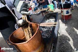 Die Ursache des Grillgeruchs auf dem kompletten Gelände, der bei dem ein oder anderen hungrigen Fotografen noch mehr Magenknurren auslöste.