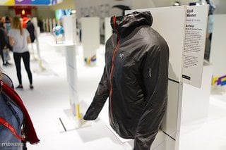 Das Arc'teryx Norvan SL Jacket ist ein echtes Leichtgewicht