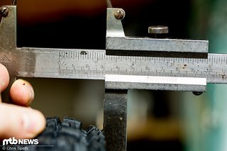 Auf der Stans ZTR Flow MK3 baut der Reifen knapp unter 6 cm breit Auf der Stans ZTR Flow MK3 baut der Reifen knapp unter 6 cm breit