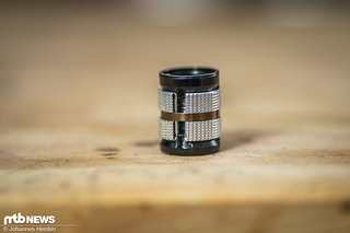 Herzstück des Tool-Gehäuses ist dieser Verschlussstopfen, der im Gabelschaft aufgespreizt wird und so auch für Carbon-Schäfte funktionieren soll.
