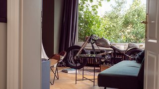 Der Hausherr hingegen stellt sich auch gerne mal ein Custom-Motorrad in sein Schlafzimmer. Der Hausherr hingegen stellt sich auch gerne mal ein Custom-Motorrad in sein Schlafzimmer.