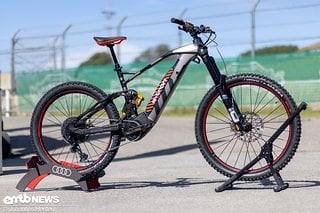 Das Audi e-tron E-MTB wird von Fantic gebaut.