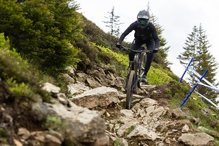 In Stein- und Wurzelfeldern ist die Fox Podium in einer eigenen Liga unterwegs.