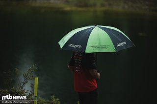 Ein Regenschirm, der designed, tested and manufactured in Barnoldswick, UK, worden ist, muss ein absolutes Qualitätsprodukt sein