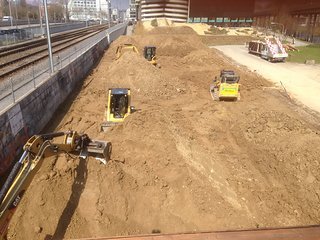 Hier werden tonnenweise Erde bewegt, um eine erstklassige Jumpline zu bauen Hier werden tonnenweise Erde bewegt, um eine erstklassige Jumpline zu bauen