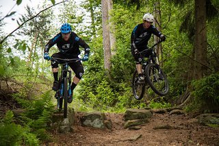 Hannes und Michael sind Mitglied des Team Uni Marburg, das ausschließlich Endurorennen bestreitet Hannes und Michael sind Mitglied des Team Uni Marburg, das ausschließlich Endurorennen bestreitet