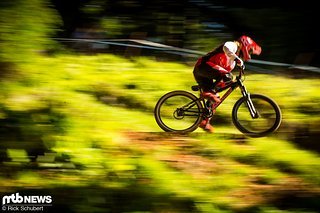 Aus dem Gate ging es für die Fahrer mit viel Speed über einen kleinen Northshore auf die Strecke