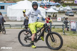Jared Graves ist mit einem leichten Specialized Camber am Start Jared Graves ist mit einem leichten Specialized Camber am Start