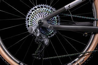Beim Topmodell kommt die SRAM XX1 AXS zum Einsatz. Beim Topmodell kommt die SRAM XX1 AXS zum Einsatz.