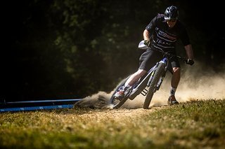 Bei den World Cups und auch auf seinen Hometrails ist Peaty gerne mit dem E-Bike unterwegs Bei den World Cups und auch auf seinen Hometrails ist Peaty gerne mit dem E-Bike unterwegs