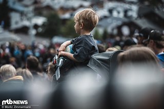 Früh übt sich: Wer in Frankreich Downhill-Fan sein will, muss praktisch mit der Motorsäge in der Hand geboren werden.