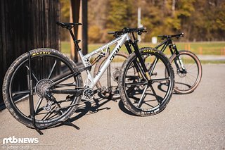 Der erste Eindruck ist überraschend positiv und regt zu spannenden Überlegungen an, welche Einsatzbereiche wohl am meisten von 32 Zoll profitieren könnten. Wenn sich die Vorteile im Rennsport bewahrheiten, wird es kaum ein Halten geben.