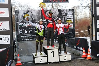 Julian Schelb neben seinem ehemaligen Trainer Ralph Näf auf dem Podium. Julian Schelb neben seinem ehemaligen Trainer Ralph Näf auf dem Podium.