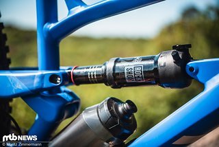 Der dazu passende RockShox Deluxe Select-Dämpfer sorgt am Heck dafür, dass Schläge wirkungsvoll eliminiert werden. Der dazu passende RockShox Deluxe Select-Dämpfer sorgt am Heck dafür, dass Schläge wirkungsvoll eliminiert werden.