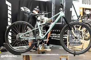 Super Trail reiht sich nahtlos zwischen Enduro und Trail ein, das Konzept vereint geringes Gewicht und viel Federweg. Super Trail reiht sich nahtlos zwischen Enduro und Trail ein, das Konzept vereint geringes Gewicht und viel Federweg.