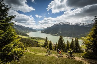 Hochalpine Trails vor traumhaften Panorama erwarten die Teilnehmer beim Alutech 3Länder Enduro-Rennen am Reschenpass Ende August. Hochalpine Trails vor traumhaften Panorama erwarten die Teilnehmer beim Alutech 3Länder Enduro-Rennen am Reschenpass Ende August.