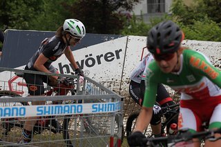 Lächelnd mit Mariska Strauss vor mir in Richtung Ziel im Start Loop..