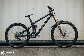 Ziemlich schlicht geht es beim schwarz-goldenen Atherton AM.200 von Andi Kolb zur Sache