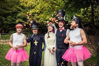 Das Hochzeitspärchen samt Trauzeugen Das Hochzeitspärchen samt Trauzeugen
