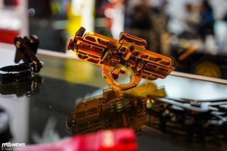 Diese Smartphone-Halterung ist ein Fräskunstwerk in sich
