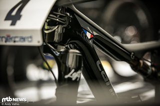 Auch am vorderen Rahmendreieck sind die Landesfarben der Fahrer sehr schmuckvoll eingearbeitet Auch am vorderen Rahmendreieck sind die Landesfarben der Fahrer sehr schmuckvoll eingearbeitet