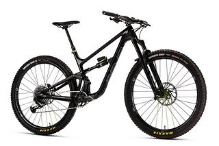 Das Revel Bikes Rascal kommt mit 29"-Laufrädern und verfügt über 130 mm Federweg am Heck sowie 140 mm an der Front. Das Revel Bikes Rascal kommt mit 29"-Laufrädern und verfügt über 130 mm Federweg am Heck sowie 140 mm an der Front.