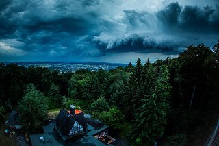 Ab jetzt heißt es allerspätestens: Besser Schutz suchen.