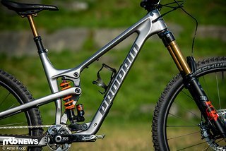 Für den Test hat uns Propain das Carbon-Topmodell mit Fox Factory-Fahrwerk zur Verfügung gestellt. Für den Test hat uns Propain das Carbon-Topmodell mit Fox Factory-Fahrwerk zur Verfügung gestellt.