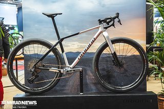 Wunderschön schlank präsentiert sich außerdem das Hardtail Mountainbike Théorème in einer Variante mit Drop Bar fürs Bikepacking.