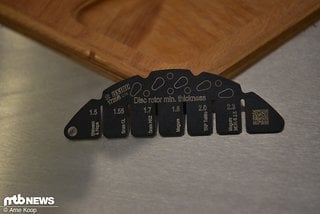 Auch ein Messblech für den Verschleiß von Bremsscheiben wird am Stand gezeigt. Auch ein Messblech für den Verschleiß von Bremsscheiben wird am Stand gezeigt.