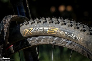 Man sieht es ihr nicht an, doch die RaceSport Karkasse kann beim Tubeless-Aufbau durchaus ein wenig Zeit in Anspruch nehmen