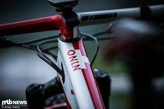 Das Highlight des Rades ist sicherlich die perfekt abgestimmte Kombination von Rahmen und Komponenten in rot-weißen Farben Das Highlight des Rades ist sicherlich die perfekt abgestimmte Kombination von Rahmen und Komponenten in rot-weißen Farben