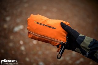 Die Nukeproof Nirvana-Jacke kann in ihrer eigenen Brust-Tasche verstaut werden und trumpft mit einem geringen Packmaß auf.