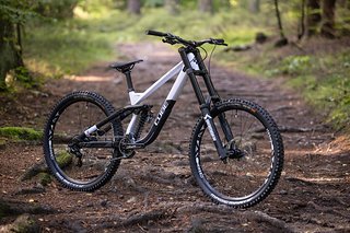Neben dem Carbon-Modell gibt es auch zwei Alu-Bikes mit 27,5"-Laufrädern.