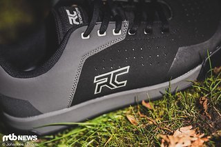 Der neue Ride Concepts Hellion Elite kommt neben der hier vorgestellten Charcoal/Black-Farbvariante wahlweise auch in Khaki/Black oder einer schwarz/weißen-Variante für Frauen Der neue Ride Concepts Hellion Elite kommt neben der hier vorgestellten Charcoal/Black-Farbvariante wahlweise auch in Khaki/Black oder einer schwarz/weißen-Variante für Frauen