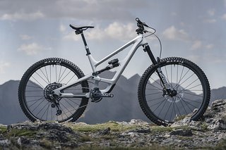 Das YT Capra Uncaged 6 wandert für 9.000 € über die virtuelle Ladentheke und steht ziemlich edel da! Das YT Capra Uncaged 6 wandert für 9.000 € über die virtuelle Ladentheke und steht ziemlich edel da!
