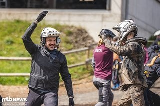 Aufgewärmt wurde sich bei der Coaching Session von iXS, angeleitet von Rob Heran.