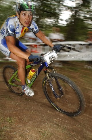 Spitz auf dem Weg zu ihrem Weltmeistertitel in der Cross-Country-Disziplin 2003 in Lugano