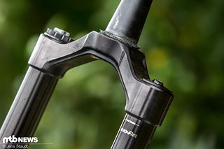 Wuchtige 38 mm Standrohre werden in der Krone der RockShox Zeb Ultimate verpresst Wuchtige 38 mm Standrohre werden in der Krone der RockShox Zeb Ultimate verpresst