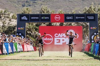 Hände hoch und Glückwunsch in die Schweiz! Nino Schurter und Filippo Colombo holten sich den Tagessieg auf der ersten Etappe und schlüpften damit auch in Gelb. Hände hoch und Glückwunsch in die Schweiz! Nino Schurter und Filippo Colombo holten sich den Tagessieg auf der ersten Etappe und schlüpften damit auch in Gelb.