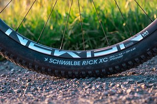 Auf die Newmen Laufrädern sind schnelle Schwalbe Rick XC-Reifen aufgezogen