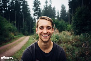Hey! Trotz Nebel scheint die Sonne. Fabian Heim ist bester Laune!