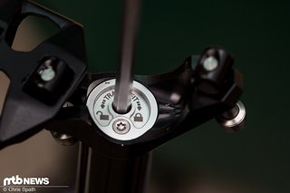 5 mm-Innensechskant rein, auf „unlock“ drehen, Lenkerfernbedienung drücken und auf den gewünschten Hub absenken 5 mm-Innensechskant rein, auf „unlock“ drehen, Lenkerfernbedienung drücken und auf den gewünschten Hub absenken