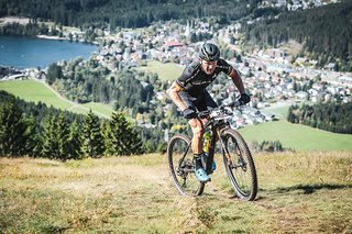 Karl Platt, mehrfacher deutscher Meister und Legende im MTB Marathon-Sport, hat keine Zeit, die Aussicht auf dem Hochfirst zu genießen
