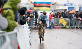 Toon Aerts versuchte Tom Pidcock auf dem 2. Platz einzuholen, zollte jedoch vielleicht seinem Kraftakt zu Rennbeginn Tribut Toon Aerts versuchte Tom Pidcock auf dem 2. Platz einzuholen, zollte jedoch vielleicht seinem Kraftakt zu Rennbeginn Tribut