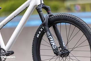 Herzstück des Bruce ist neben dem Rahmen die hochwertige RockShox Pike DJ. Herzstück des Bruce ist neben dem Rahmen die hochwertige RockShox Pike DJ.