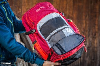 Sauber sortiert und übersichtlich: Das Werkzeugfach am Evoc Explorer