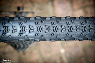 Auf harten und mitteltiefen Böden erzeugt das Profil sehr guten Grip und lässt sich sehr gut kontrollieren Auf harten und mitteltiefen Böden erzeugt das Profil sehr guten Grip und lässt sich sehr gut kontrollieren