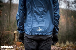 Die Leatt DBX 4.0 All-Mountain-Jacke ist Mountainbike-spezifisch geschnitten und verfügt über einen verlängerten Rücken. Die Leatt DBX 4.0 All-Mountain-Jacke ist Mountainbike-spezifisch geschnitten und verfügt über einen verlängerten Rücken.