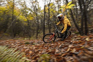Der Belgier ist einer der wenigen EWS-Fahrer, die regelmäßig bei Downhill-Rennen an den Start gehen